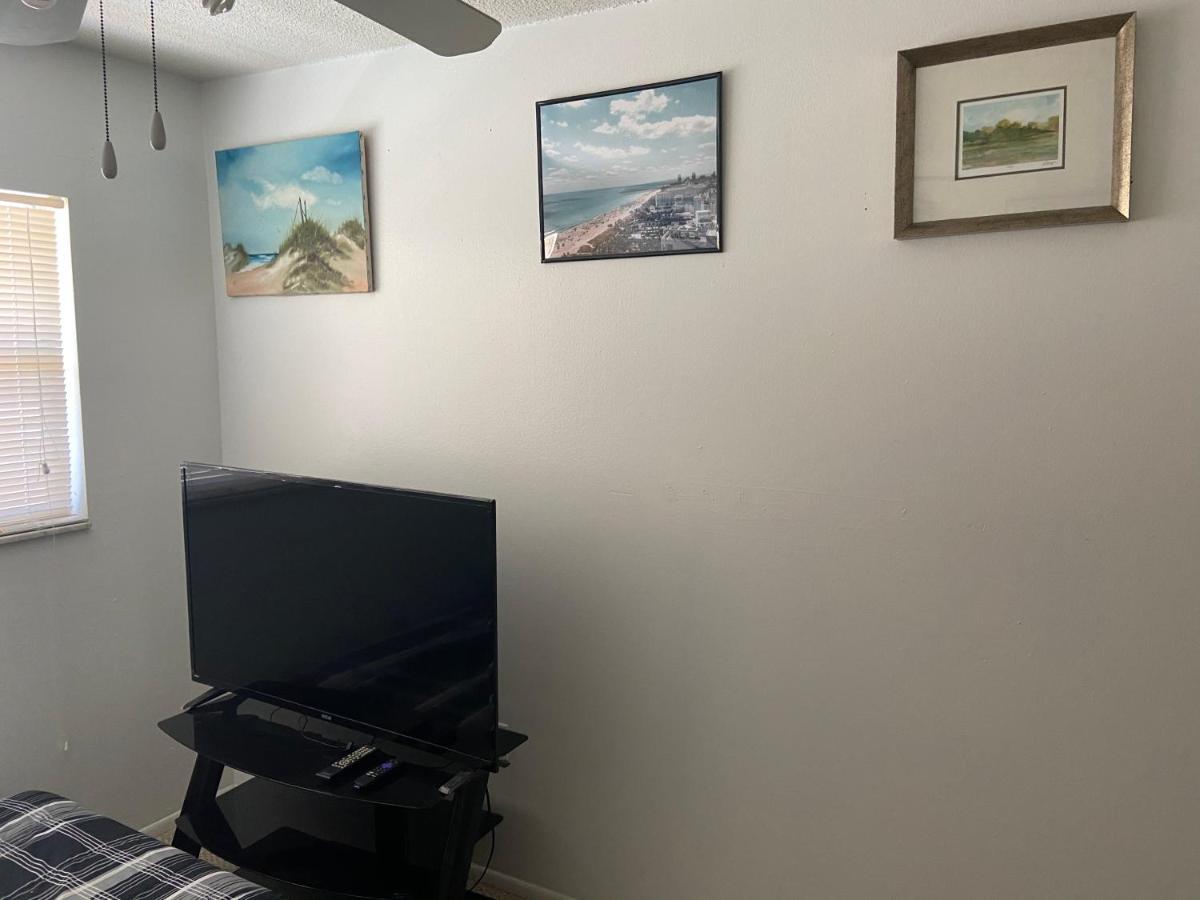 Private Room In A 2 Bedroom 1 Bathroom Shared With Host, On The Beach, Surrounded By Resorts, Only 2 People Max Сейнт Пийт Бийч Екстериор снимка
