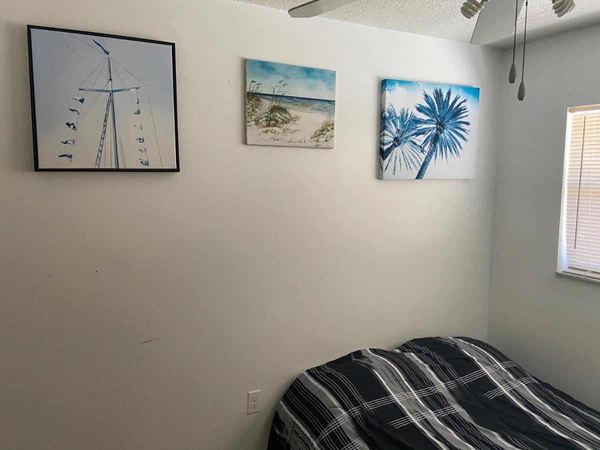 Private Room In A 2 Bedroom 1 Bathroom Shared With Host, On The Beach, Surrounded By Resorts, Only 2 People Max Сейнт Пийт Бийч Екстериор снимка